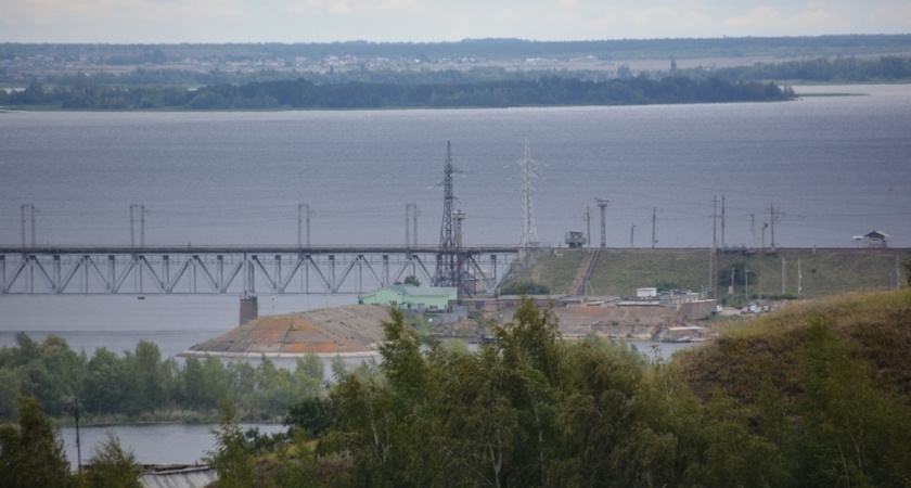 Спасатели помогли рыбакам, застрявшим на тонущей лодке в Энгельсском районе