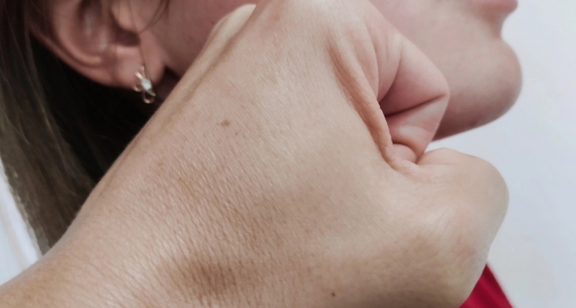 Житель Энгельса избил мать и предстанет перед судом