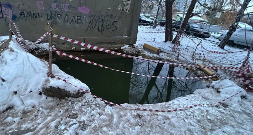 В Саратове два месяца не могут откачать воду из подвала десятиэтажки