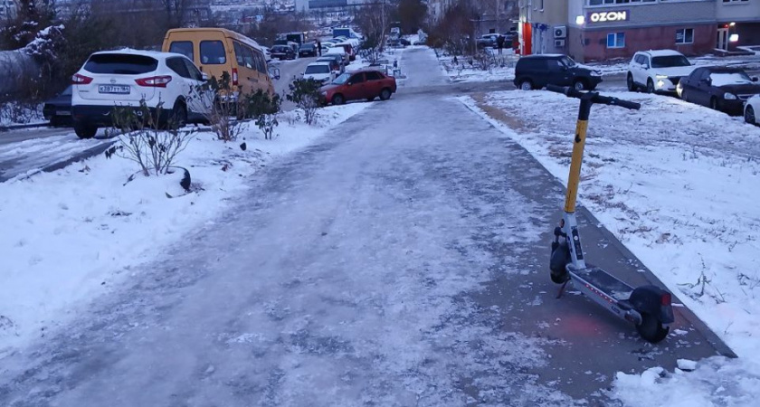 Саратовцы жалуются на неубранный снег и гололед, несмотря на отчеты чиновников об успешной уборке города