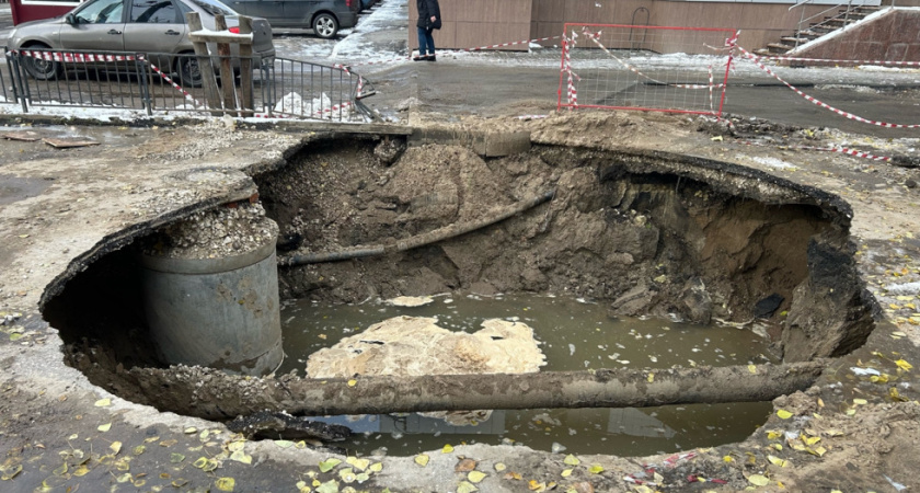 На улице Рахова в Саратове провалился асфальт