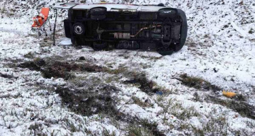 В Калининском районе перевернулась машина скорой помощи