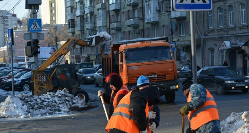 В Саратове обещают зарплату дворникам до 60 тысяч рублей, но по факту предлагают 32 тысячи