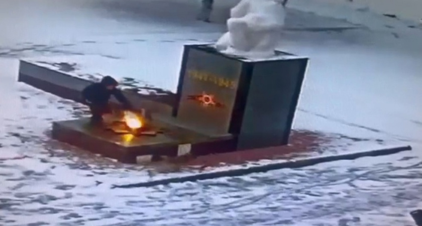 В Марксе подросток бросил венок в Вечный огонь