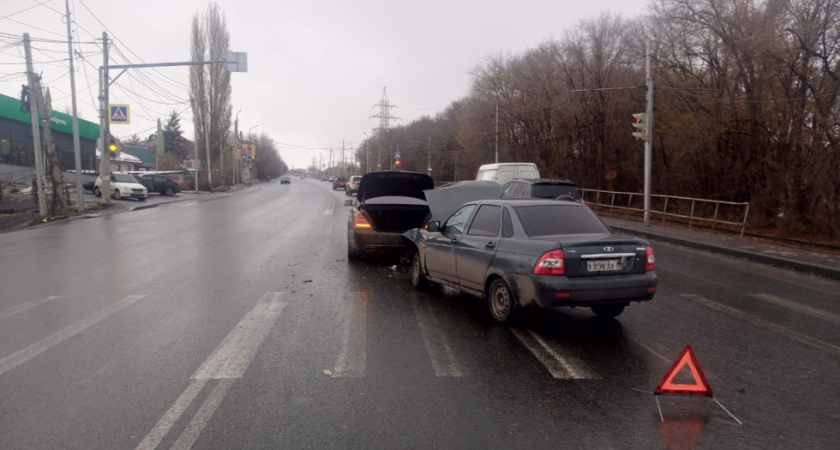 В Саратове при столкновении Lada и Mercedes пострадали два человека