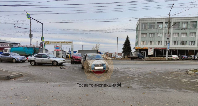 В Саратове при столкновении двух иномарок пострадала пассажирка