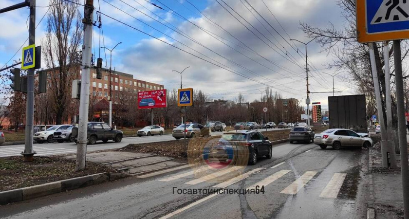 В Саратове "Лада" сбила девушку и врезалась в припаркованный КамАЗ