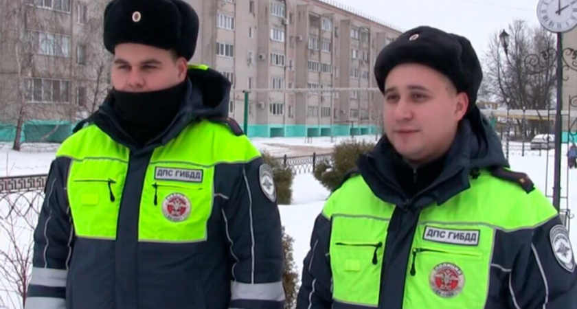 Саратовские полицейские получили медали за спасение людей из горящей квартиры