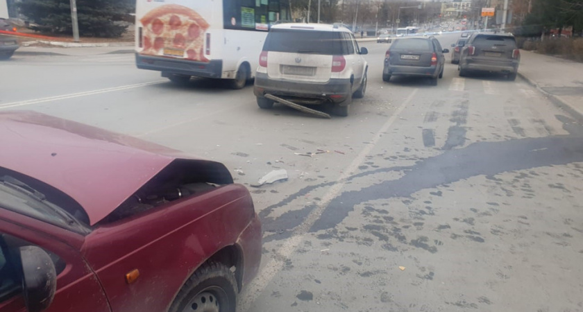 В тройном ДТП в центре Саратова пострадал водитель Skoda