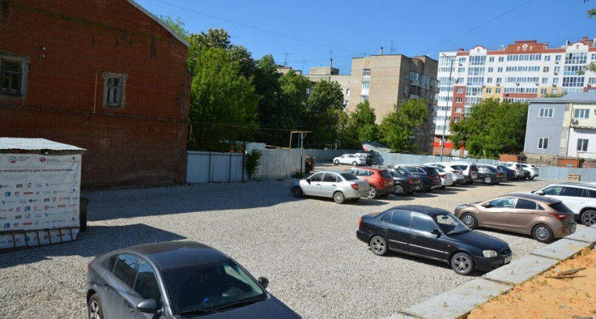 Мэрия Саратова требует снести незаконную парковку в историческом центре города