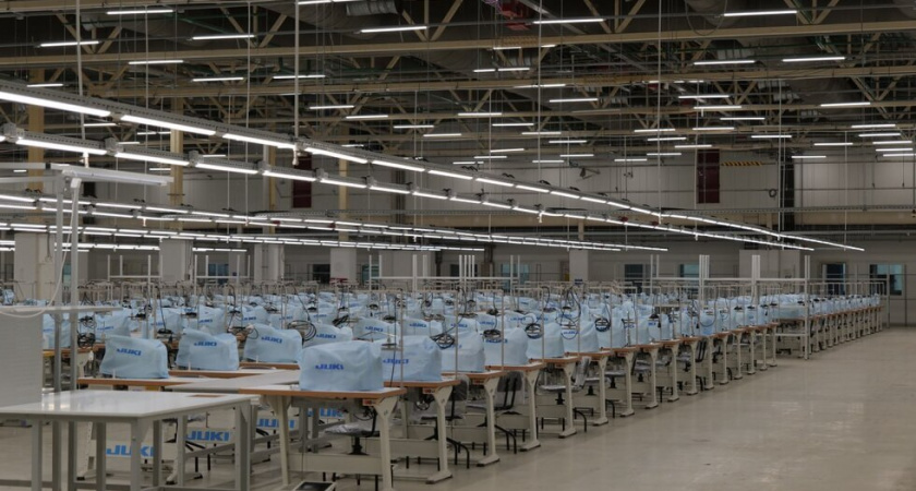 Из фотоотчета губернатора о визите на швейную фабрику удалили снимок с работниками из Индии