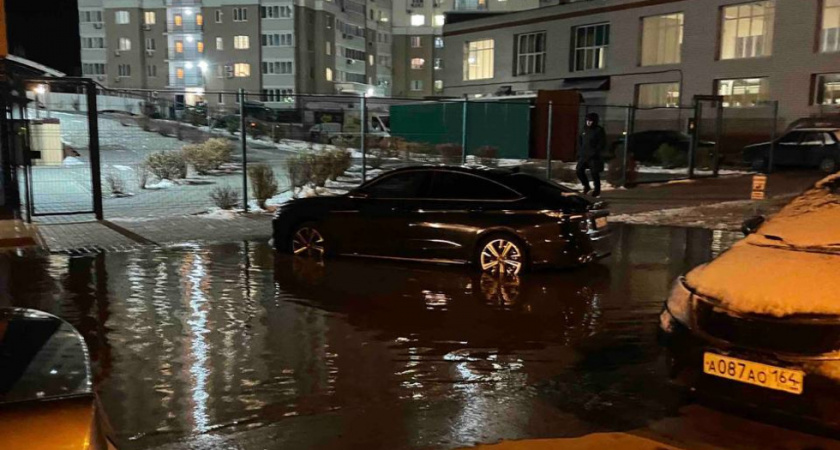 В центре Энгельса затопило улицу Пушкина из-за прорыва канализации