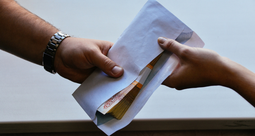 Строительную компанию оштрафовали на 500 тысяч рублей за попытку дать взятку