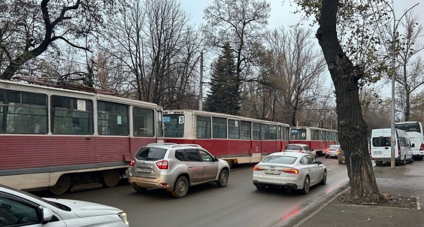 В Саратове второй день подряд встали трамваи в утренний час пик