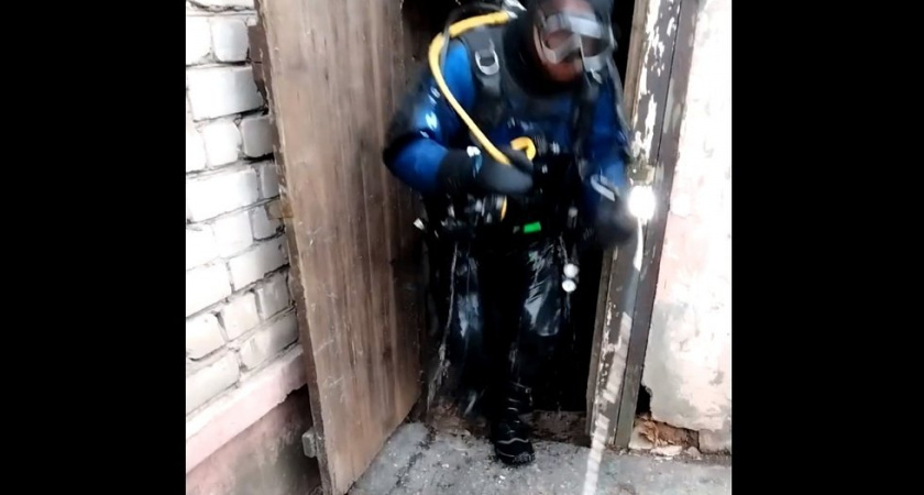 В Энгельсе для откачки воды из затопленного подвала пришлось вызвать водолаза
