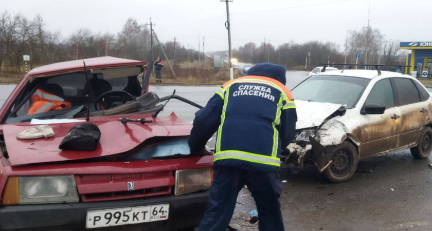 В Аткарске спасатели вытащили женщину из разбитой "девятки"