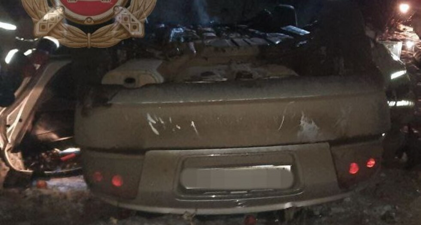 В Петровске автомобиль упал с путепровода: двое пострадавших