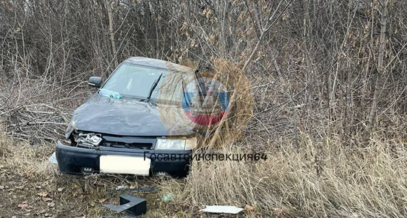 Две девушки пострадали в результате съезда автомобиля в кювет под Саратовом