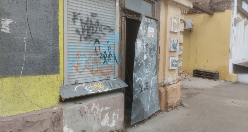 Расселенный дом рядом с памятником архитектуры оказался открыт для посторонних