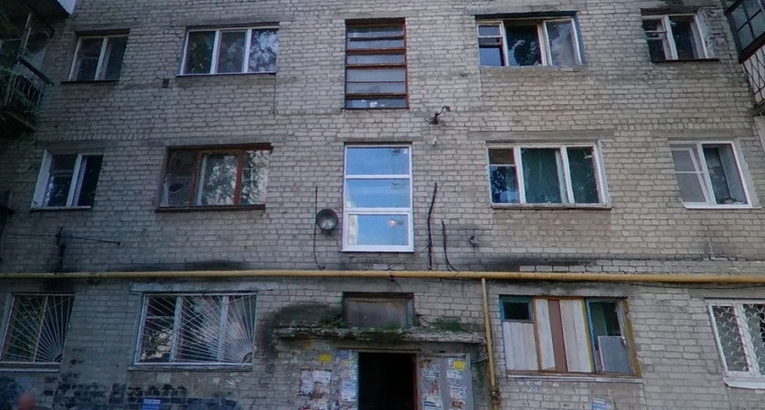 В Саратове обрушился лестничный марш в аварийном доме