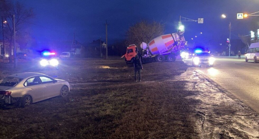 В Энгельсе при столкновении КамАЗа и Volkswagen пострадала 9-летняя девочка