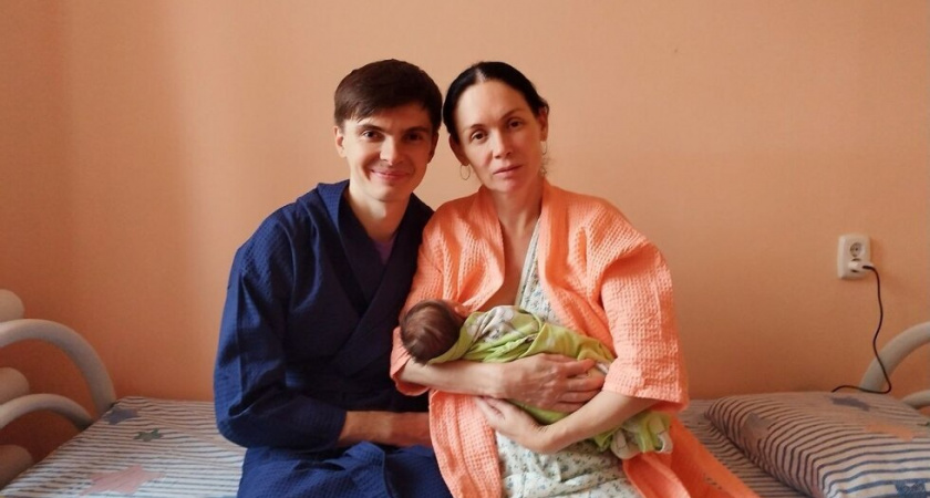 54-летняя актриса из Саратова родила дочь от мужа моложе себя на 22 года