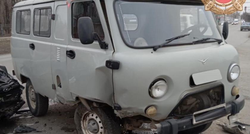 В Балаково при столкновении УАЗа и Lada Granta пострадал пассажир