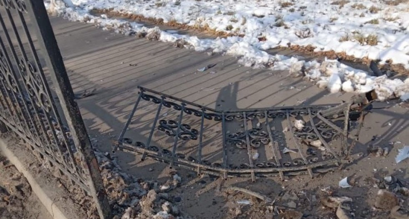 В Петровске автомобилист снес ограждение у Железного моста и скрылся