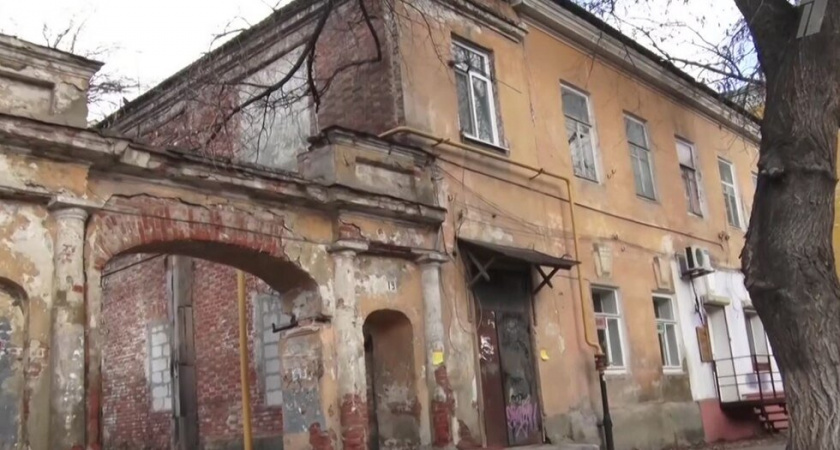 Саратовские чиновники бросили жителей разрушающихся домов-памятников