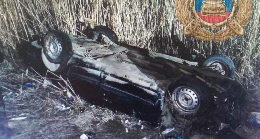 В Марксовском районе Renault вылетел с дороги и перевернулся