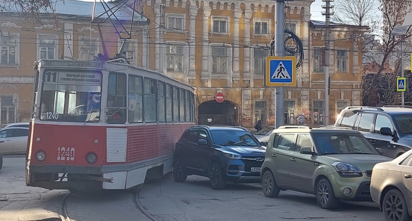 В центре Саратова легковушка врезалась в трамвай