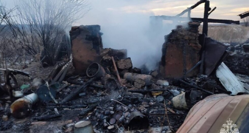 В Саратовской области пенсионер погиб при пожаре в бане, где жил