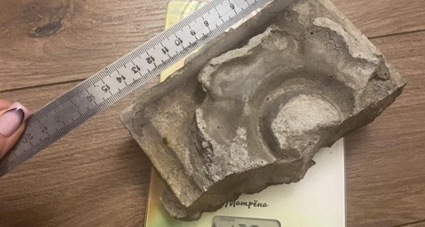 С исторического здания в центре Саратова падает лепнина на прохожих