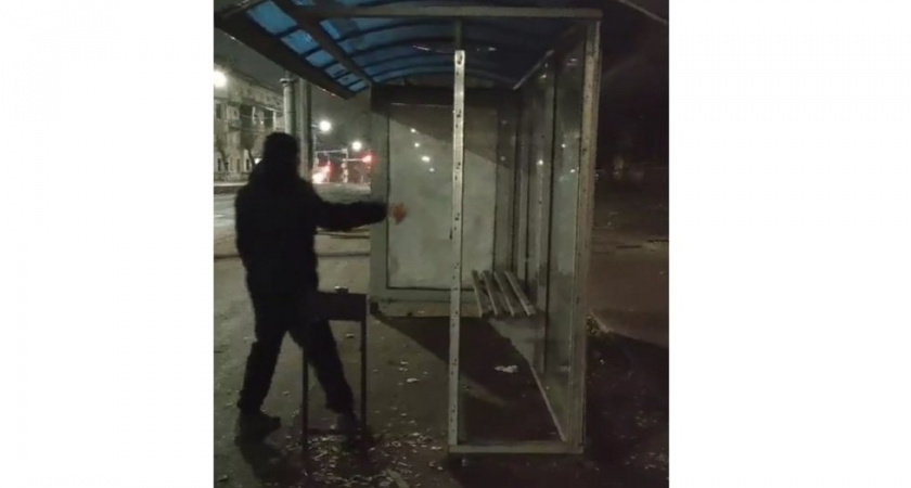 В Саратове обнаружили опасные для жизни шаткие остановки после гибели женщины