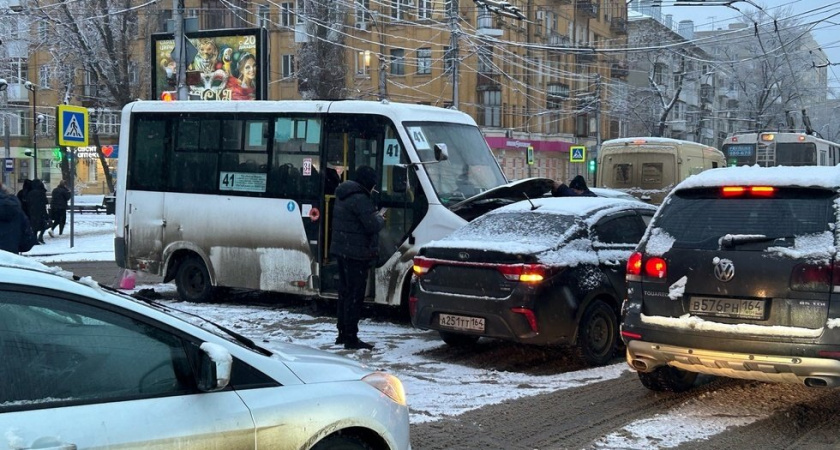 ДТП с маршруткой парализовало движение трамваев в центре Саратова