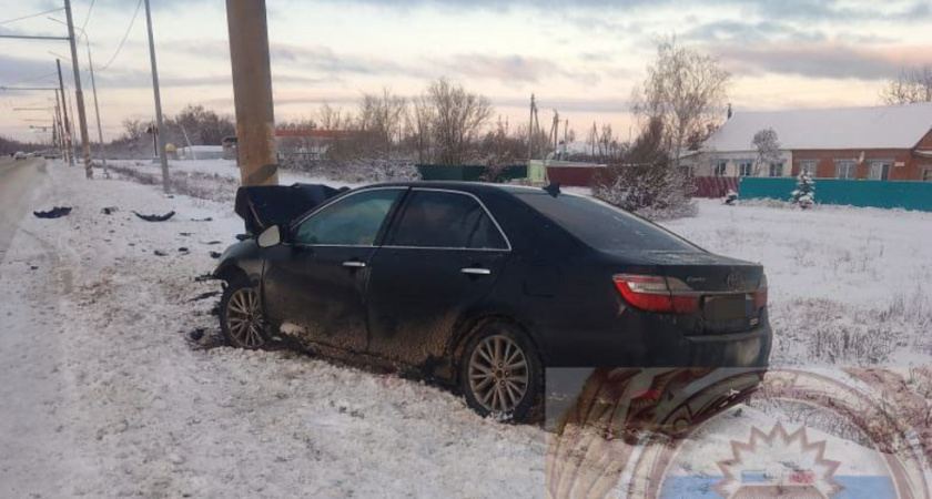 В Балаково водитель Toyota Camry врезался в столб и попал в больницу