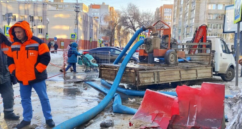 В Саратове второй день устраняют аварию на водопроводе