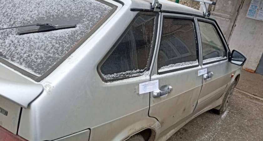 За долг по алиментам у жительницы Вольска арестовали автомобиль