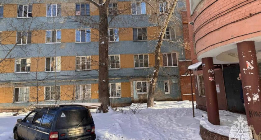 Пять человек эвакуировали из горящего дома в Саратове