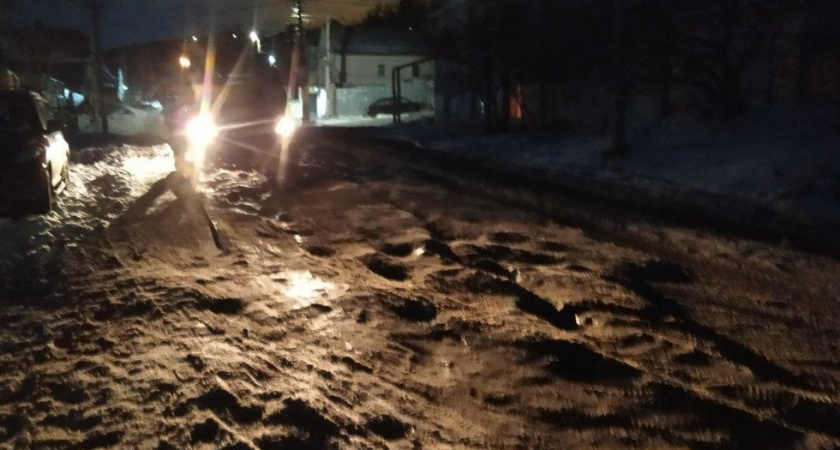 Протечка водопровода превратила улицу Малую Соляную в ледяную полосу препятствий