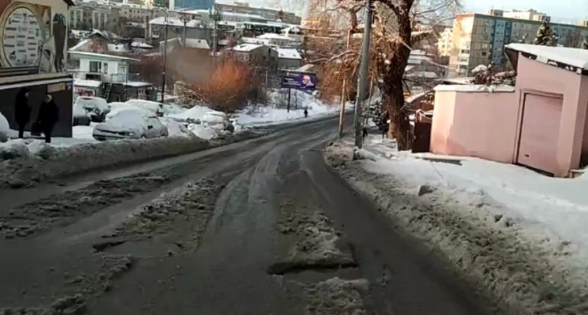 Коммунальные аварии на Большой Горной в Саратове превратили дорогу в ледяную горку