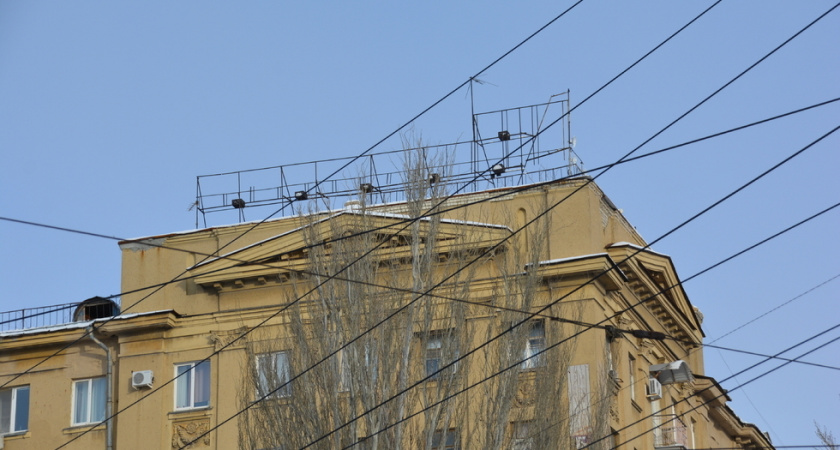 С дома в центре Саратова сняли исторический логотип "Саратовских авиалиний"