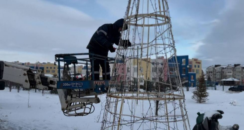 Заместителю главы по благоустройству Волжского района объявили выговор из-за новогодних конструкций