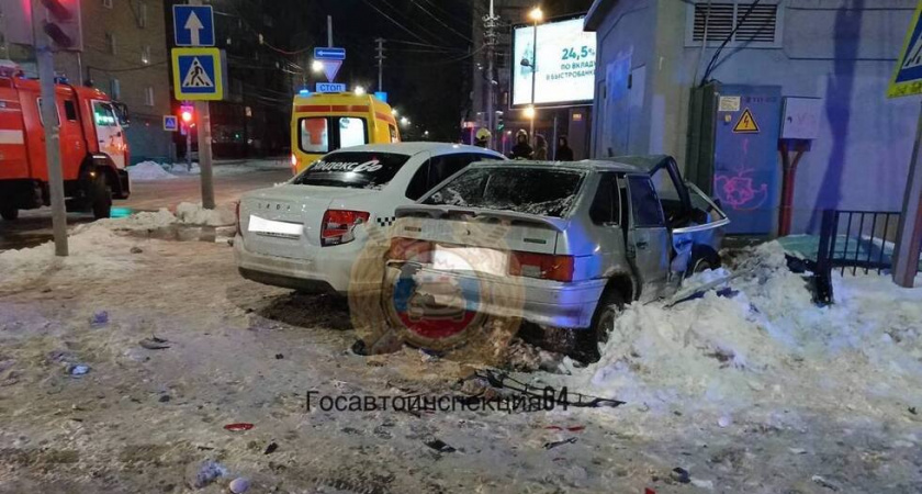 В центре Саратова такси и ВАЗ врезались в трансформаторную будку