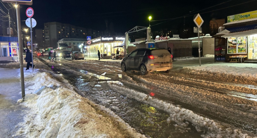 В Саратове жители жалуются на затопленные и неочищенные улицы