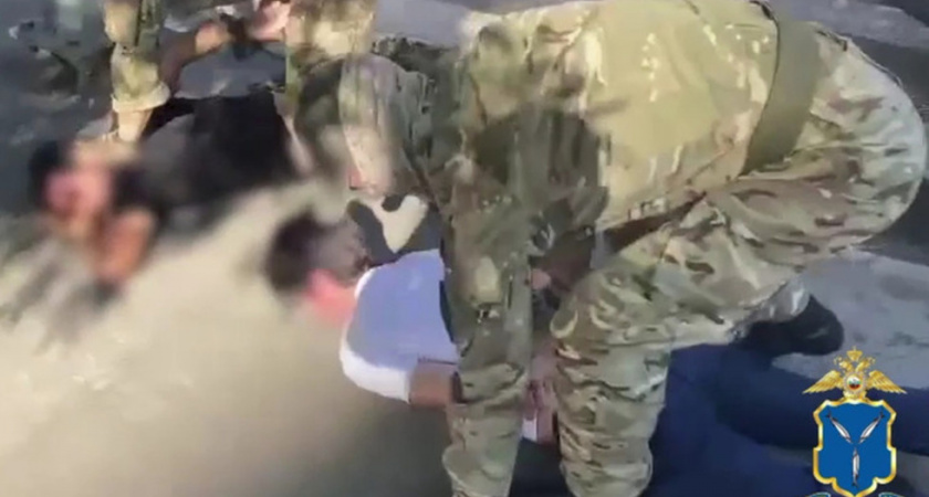 Избивших полицейского саратовцев оставили под арестом до января