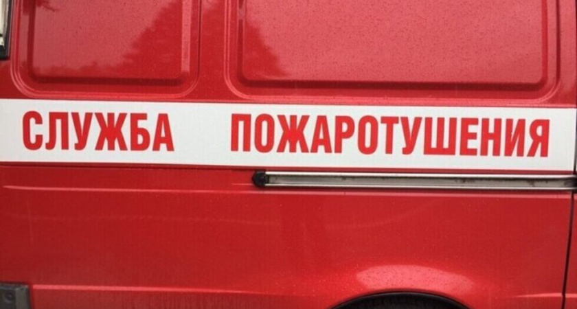 В Балаково ночью загорелся расселённый дом