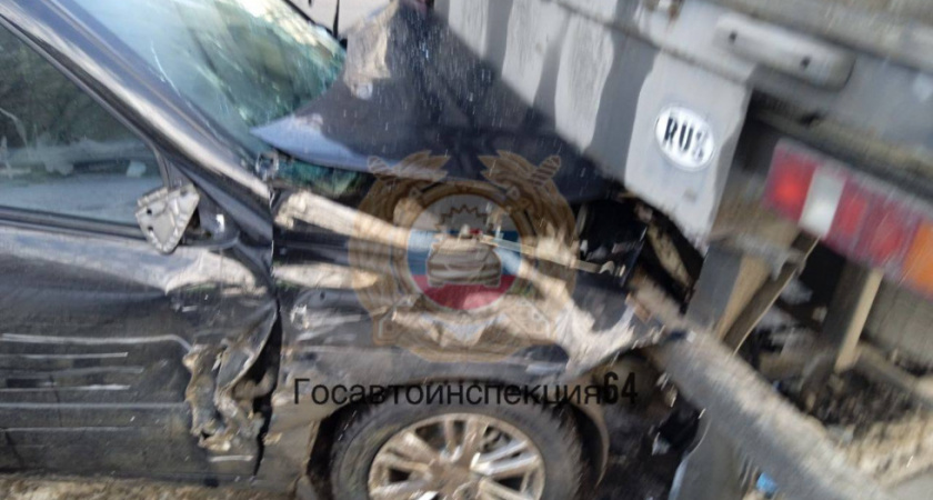 В Саратове "Лада Гранта" врезалась в припаркованные фуры: двое пострадавших
