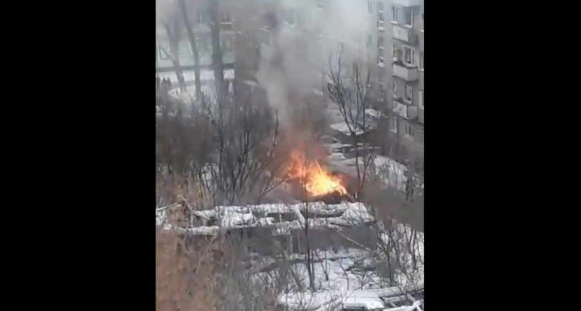 В Саратове загорелся заброшенный дом на 2-й Садовой