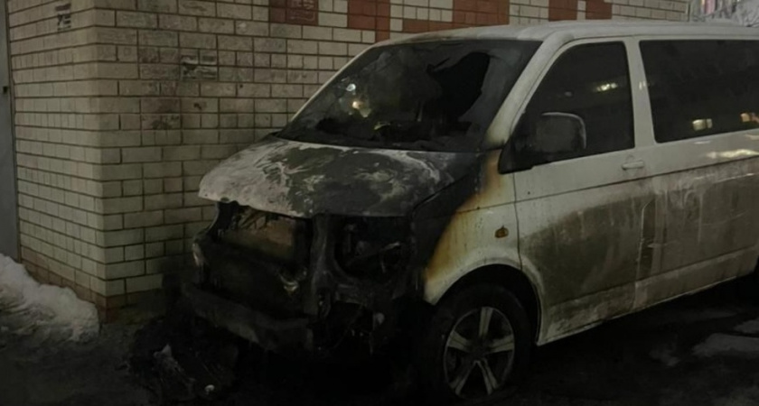 В Саратове сгорел автомобиль, пока владелец отводил ребенка в школу